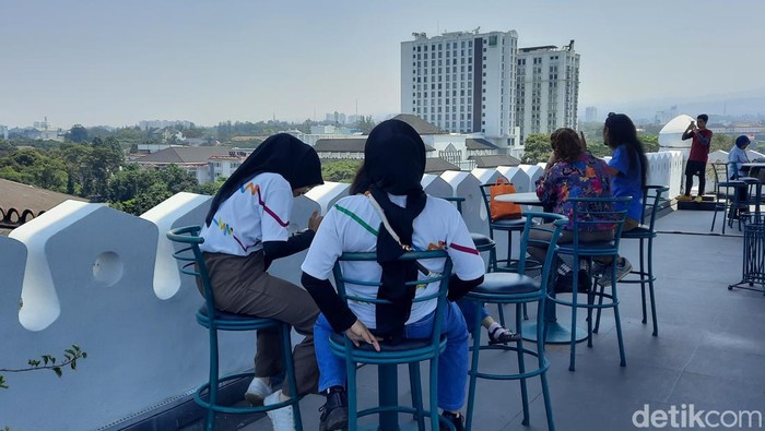 Menikmati Sisi Lain Bandung dari Puncak Gedung Sate