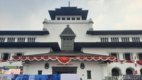 detikTravel memutuskan untuk mengikuti tur yang dimulai pukul 11.00 WIB. Peserta tur berjumlah sekitar 20 orang itu diajak masuk melalui pintu Museum Gedung Sate. Tujuan kami adalah puncak Gedung Sate yang terletak di lantai 4.