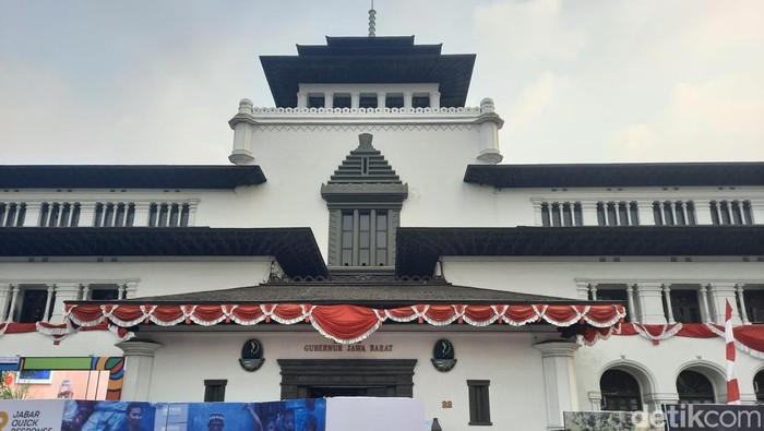 Menikmati Sisi Lain Bandung dari Puncak Gedung Sate Menikmati Sisi Lain Bandung dari Puncak Gedung Sate