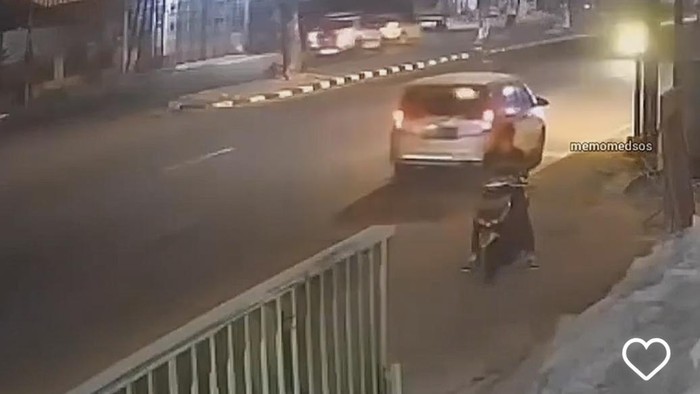 Mobil lawan arah terlibat kecelakaan di Jl Transyogi (dok. Istimewa)
