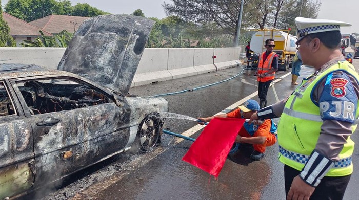 mobil terbakar di tol KM 774.200 Gempol ke porong
