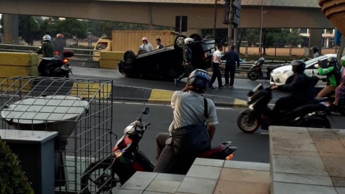 Mobil terbalik di flyover Pancoran, Jaksel. (Wildan/detikcom)