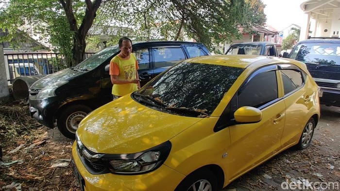 Mobil yang digunakan oleg 2 maling saat membobol toko di Pasar Batang. Foto diambil Senin (4/9/2023).
