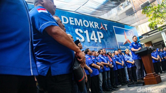 Ketum Partai Demokrat Agus Harimurti Yudhoyono (AHY) menyalami pengurus usai konferensi pers soal sikap koalisi partainya di kantor DPP PD, Jakarta, Senin (4/9/2023).