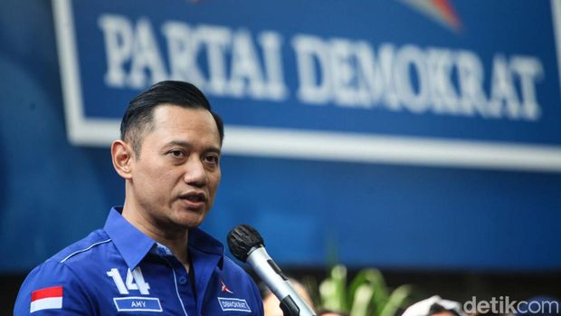 Ketum Partai Demokrat Agus Harimurti Yudhoyono (AHY) menyalami pengurus usai konferensi pers soal sikap koalisi partainya di kantor DPP PD, Jakarta, Senin (4/9/2023).