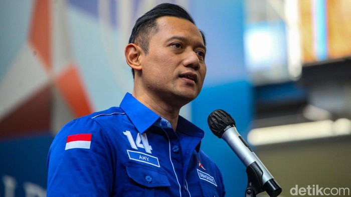Ketum Partai Demokrat Agus Harimurti Yudhoyono (AHY) menyalami pengurus usai konferensi pers soal sikap koalisi partainya di kantor DPP PD, Jakarta, Senin (4/9/2023).