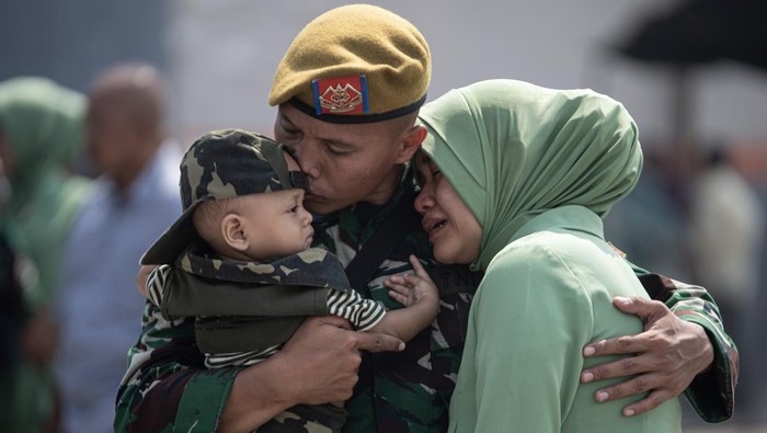 Momen Haru Pelepasan Satgas Penjaga Perbatasan RI-Malaysia Prajurit TNI dari Batalyon Artileri Pertahanan Udara (Yonarhanud) 12/Satria Bhuana Perkasa memeluk keluarganya usai mengikuti upacara pemberangkatan satgas Pamtas RI-Malaysia wilayah Kalimantan Utara dan Kalimantan Timur di Pelabuhan Boom Baru, Palembang, Sumatera Selatan, Senin (4/9/2023). Sebanyak 350 personel prajurit Batalyon Artileri Pertahanan Udara (Yonarhanud) 12/Satria Bhuana Perkasa Kodam II/Sriwijaya diberangkatkan menuju Provinsi Kalimantan Utara dan Kalimantan Timur dengan menggunakan KRI Teluk Parigi 539 untuk menjalankan tugas Satgas Pamtas RI-Malaysia selama 12 bulan. ANTARA FOTO/Nova Wahyudi/nym.