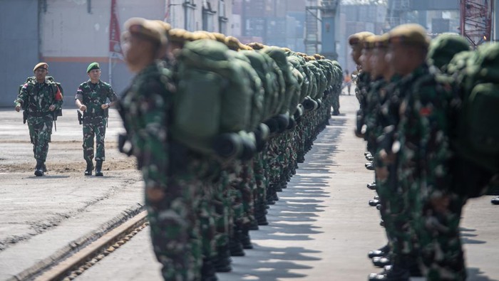 Momen Haru Pelepasan Satgas Penjaga Perbatasan RI-Malaysia Prajurit TNI dari Batalyon Artileri Pertahanan Udara (Yonarhanud) 12/Satria Bhuana Perkasa memeluk keluarganya usai mengikuti upacara pemberangkatan satgas Pamtas RI-Malaysia wilayah Kalimantan Utara dan Kalimantan Timur di Pelabuhan Boom Baru, Palembang, Sumatera Selatan, Senin (4/9/2023). Sebanyak 350 personel prajurit Batalyon Artileri Pertahanan Udara (Yonarhanud) 12/Satria Bhuana Perkasa Kodam II/Sriwijaya diberangkatkan menuju Provinsi Kalimantan Utara dan Kalimantan Timur dengan menggunakan KRI Teluk Parigi 539 untuk menjalankan tugas Satgas Pamtas RI-Malaysia selama 12 bulan. ANTARA FOTO/Nova Wahyudi/nym.