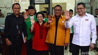 Megawati dan para ketua umum partai politik pendukung Ganjar juga melempar senyuman usai melakukan pertemuan. Mereka juga melambaikan tangan bersama.  