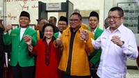 Ketua Umum PDIP Megawati Soekarnoputri, Plt Ketua Umum PPP Mardiono, Ketua Umum Hanura Oesman Sapta Odang, dan Ketua Umum Perindo Hary Tanoesoedibjo bergandengan tangan usai melakukan pertemuan di DPP PDIP, Jakarta, Senin (4/9/2023).  