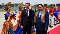 Pham Minh Chinh didampingi Menparekraf Sandiaga Uno disambut tarian tradisional saat tiba di Terminal VVIP Bandara Soekarno-Hatta.