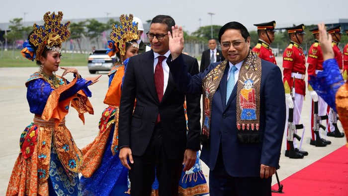 Momen Menparekraf Sandiaga Uno Sambut Kehadiran PM Vietnam Perdana Menteri Vietnam Pham Minh Chinh didampingi Menparekraf Sandiaga Uno disambut tarian tradisional saat tiba di Terminal VVIP Bandara Soekarno Hatta, Tangerang, Banten, Senin (4/9/2023).