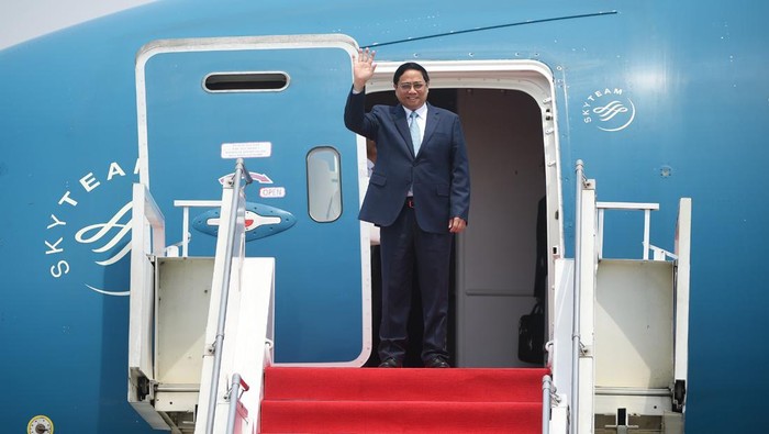 Momen Menparekraf Sandiaga Uno Sambut Kehadiran PM Vietnam Perdana Menteri Vietnam Pham Minh Chinh didampingi Menparekraf Sandiaga Uno disambut tarian tradisional saat tiba di Terminal VVIP Bandara Soekarno Hatta, Tangerang, Banten, Senin (4/9/2023).