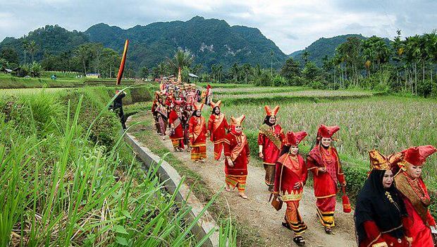 pakaian adat bundo kanduang.