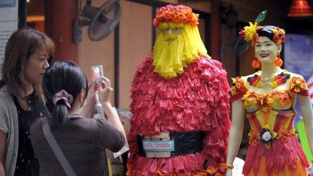Patung bertema kondom di restoran kondom di Thailand