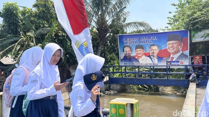 PD Keluar Koalisi, Banner Bergambar Anies dan AHY Masih Mejeng di Depok Partai Demokrat resmi keluar dari koalisi Anies Baswedan. Namun banner bergambar Anies dan AHY masih mejeng di Depok.