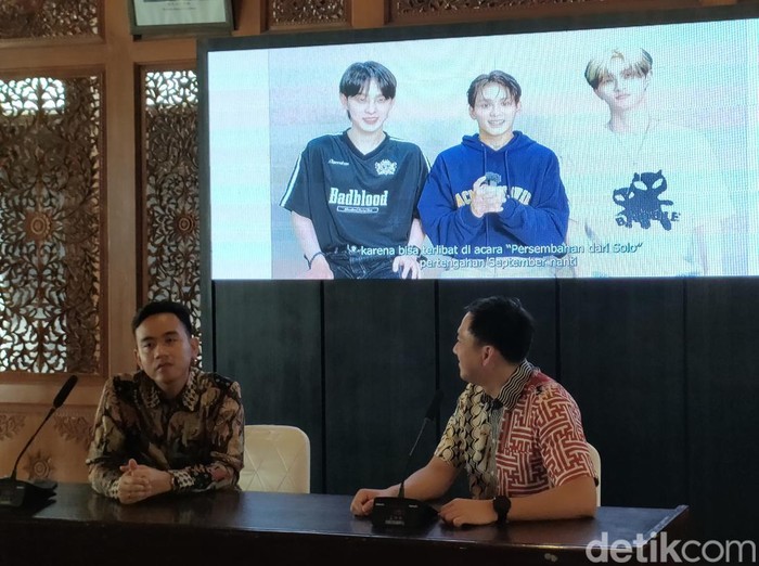 Pelaksana Acara Persembahan dari Solo, Ade Mulya , dan Wali Kota Solo Gibran Rakabuming Raka di Loji Gandrung, Solo, Senin (4/9/2023).