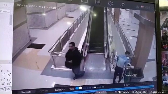 Pelaku pembobolan toko handphone di Surabaya terekam CCTV