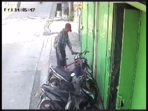 Maling Sepeda di Semarang Terekam CCTV Lalu Tinggalkan Barang Curian di Jalan