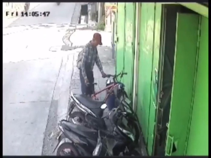 Pelaku pencurian sepeda di Semarang terekam CCTV. Diunggah Senin (4/9/2023).