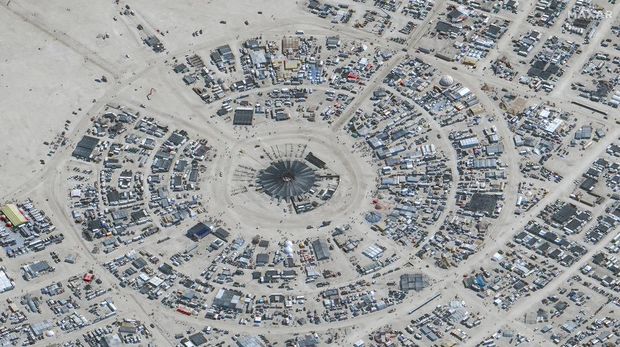 Pemandangan satelit menunjukkan center camp saat festival Burning Man 2023, di Black Rock Desert, Nevada, AS, 28 Agustus 2023. (Maxar Technologies/Handout via REUTERS)
