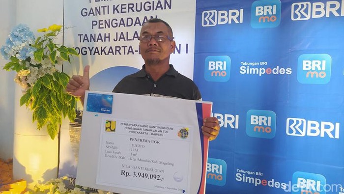 Pemilik warung kelontong di Desa Keji, Kecamatan Muntilan, Kabupaten Magelang, Tugito (53), terima UGR Rp 3,9 juta, Senin (4/9/2023).