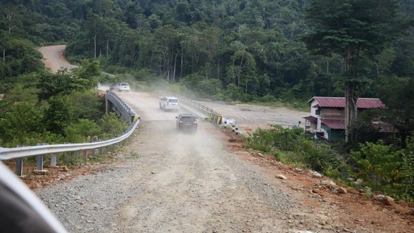 Penampakan Terkini Proyek Jalan Perbatasan Kalbar Tembus ke Kaltim 608 Km