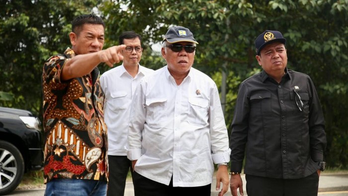 Penampakan Terkini Proyek Jalan Perbatasan Kalbar Tembus ke Kaltim 608 Km Pemerintah membangun jalan paralel perbatasan Kalimantan Barat hingga Kalimantan Timur sepanjang 608 km. Targetnya jalan tersebut dapat tembus seluruhnya pada akhir 2024.