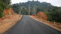 Khusus untuk sebagian ruas yang ditinjau, Nanga Era-Batas Kalimantan Timur (Kaltim) sepanjang 149 km, maka 25 km sudah teraspal, 25 km sedang dalam proses pengaspalan hingga Mei 2024. Sisanya akan  dikerjakan hingga fungsional pada akhir 2024 atau awal 2025.  