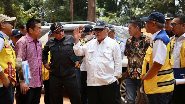 Penampakan Terkini Proyek Jalan Perbatasan Kalbar Tembus ke Kaltim 608 Km Pemerintah membangun jalan paralel perbatasan Kalimantan Barat hingga Kalimantan Timur sepanjang 608 km. Targetnya jalan tersebut dapat tembus seluruhnya pada akhir 2024.