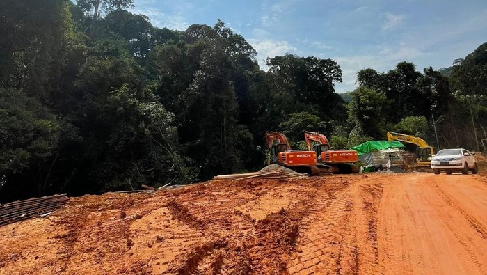 Penampakan Terkini Proyek Jalan Perbatasan Kalbar Tembus ke Kaltim 608 Km Pemerintah membangun jalan paralel perbatasan Kalimantan Barat hingga Kalimantan Timur sepanjang 608 km. Targetnya jalan tersebut dapat tembus seluruhnya pada akhir 2024.