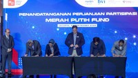 Wakil Menteri Badan Usaha Milik Negara Republik Indonesia Rosan Perkasa Roeslani (kiri) menyaksikan penandatanganan Perjanjian Partisipasi Merah Putih Fund yang secara resmi telah dilakukan di Jakarta, Senin (4/9).
