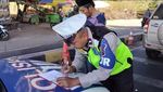 Kelakuan Pengendara Umpat-Cakar Polisi gegara Tak Terima Ditilang