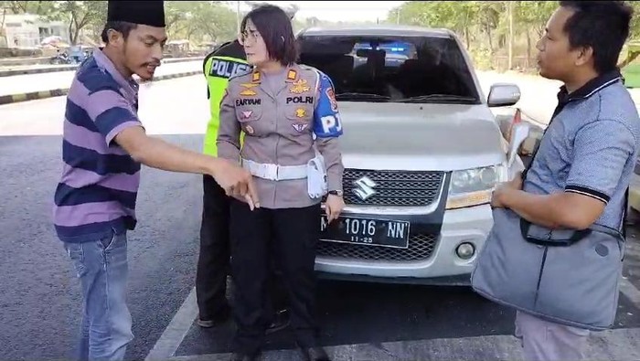 pengendara di Suramadu umpat dan cakar polisi gegara tak terima ditilang