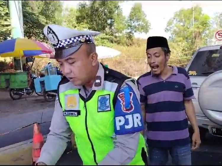 Kelakuan Pengendara Umpat-Cakar Polisi gegara Tak Terima Ditilang