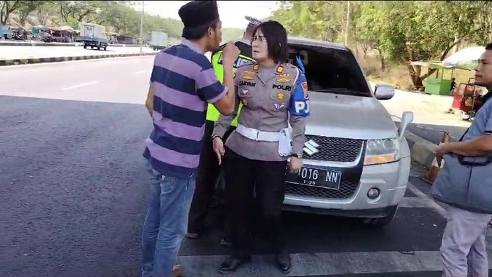 Pengendara mobil melawan saat hendak ditilang di Suramadu Pengendara mobil melawan saat hendak ditilang di Suramadu