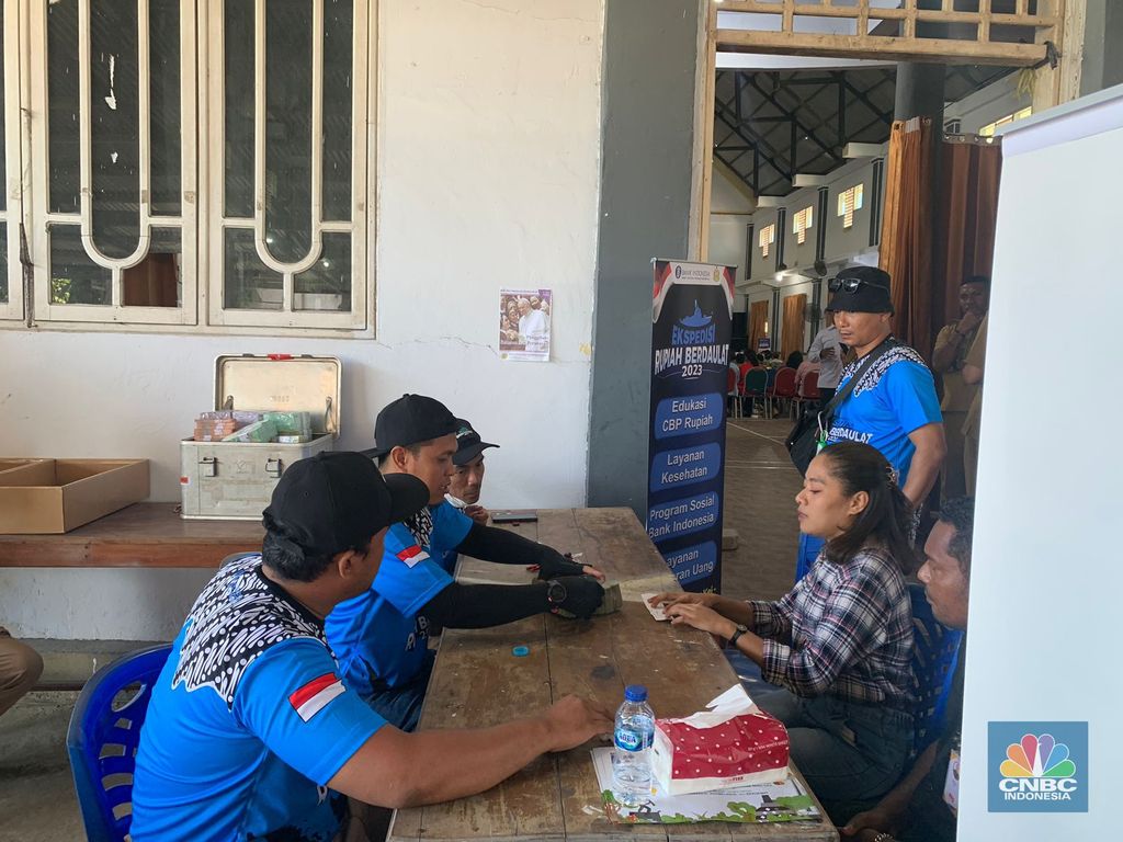 Penukaran uang baru yang difasilitasi tim ekspedisi rupiah berdaulat Bank Indonesia (BI) di Dobo, Kabupaten Kepulauan Aru, Maluku. (CNBC Indonesia/Maikel Jefriando)