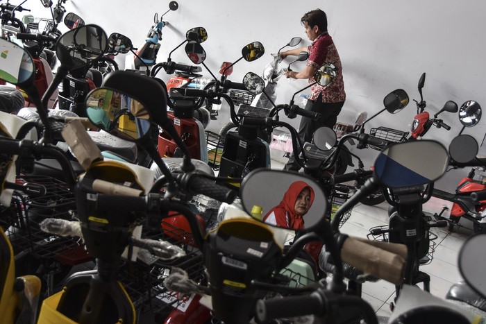 Pekerja memperbiki sepeda listrik di dealer Pratama motor, Kota Tasikmalaya, Jawa Barat, Senin (4/9/2023). Pemerintah memperluas syarat penerima subsidi sebesar Rp7 juta untuk pembelian motor listrik dari kelompok terbatas menjadi masyarakat umum dalam upaya meningkatkan minat pembelian kendaraan listrik. ANTARA FOTO/Adeng Bustomi/nym.