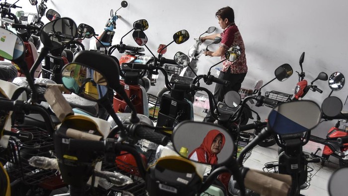 Perluasan subsidi motor listrik Pekerja memperbiki sepeda listrik di dealer Pratama motor, Kota Tasikmalaya, Jawa Barat, Senin (4/9/2023). Pemerintah memperluas syarat penerima subsidi sebesar Rp7 juta untuk pembelian motor listrik dari kelompok terbatas menjadi masyarakat umum dalam upaya meningkatkan minat pembelian kendaraan listrik. ANTARA FOTO/Adeng Bustomi/nym.