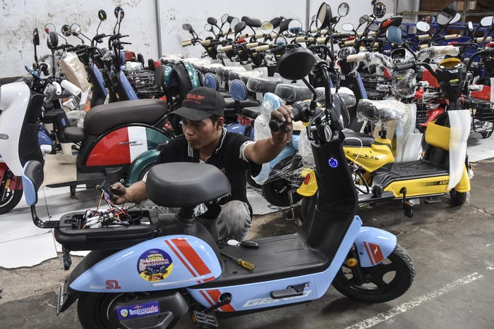 Pekerja memperbiki sepeda listrik di dealer Pratama motor, Kota Tasikmalaya, Jawa Barat, Senin (4/9/2023). Pemerintah memperluas syarat penerima subsidi sebesar Rp7 juta untuk pembelian motor listrik dari kelompok terbatas menjadi masyarakat umum dalam upaya meningkatkan minat pembelian kendaraan listrik. ANTARA FOTO/Adeng Bustomi/nym.