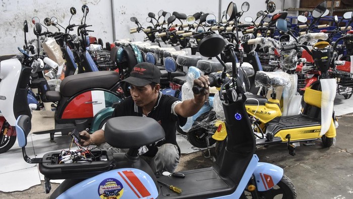 Pekerja memperbiki sepeda listrik di dealer Pratama motor, Kota Tasikmalaya, Jawa Barat, Senin (4/9/2023). Pemerintah memperluas syarat penerima subsidi sebesar Rp7 juta untuk pembelian motor listrik dari kelompok terbatas menjadi masyarakat umum dalam upaya meningkatkan minat pembelian kendaraan listrik. ANTARA FOTO/Adeng Bustomi/nym.