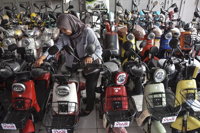 Pekerja memperbiki sepeda listrik di dealer Pratama motor, Kota Tasikmalaya, Jawa Barat, Senin (4/9/2023). Pemerintah memperluas syarat penerima subsidi sebesar Rp7 juta untuk pembelian motor listrik dari kelompok terbatas menjadi masyarakat umum dalam upaya meningkatkan minat pembelian kendaraan listrik. ANTARA FOTO/Adeng Bustomi/nym.