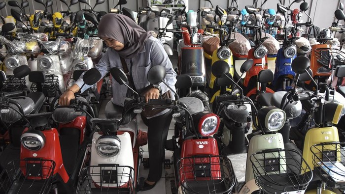 Pekerja memperbiki sepeda listrik di dealer Pratama motor, Kota Tasikmalaya, Jawa Barat, Senin (4/9/2023). Pemerintah memperluas syarat penerima subsidi sebesar Rp7 juta untuk pembelian motor listrik dari kelompok terbatas menjadi masyarakat umum dalam upaya meningkatkan minat pembelian kendaraan listrik. ANTARA FOTO/Adeng Bustomi/nym.