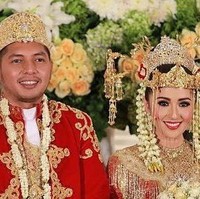 Basist Kotak, Chua menikah dengan Firmansyah Mahidin pada September 2014. Pernikahan Chua dan Firmansyah mengusung adat Betawi. Chua tampil cantik menawan dengan kabaya merah lengkap dengan siger Betawi di kepalanya. Foto: Dok. Detikhot, Instagram Chua Kotak