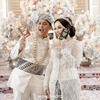 Adik Ayu Ting Ting, Assyifa juga memilih menikah dengan menggunakan adat Betawi. Assyifa menikah dengan Nanda Fachrizal pada 20 Februari 2022. Syifa tampil cantik mengenakan busana yang didominasi oleh warna putih. Sementara sang suami tampak mengenakan busana senada lengkap dengan topi dan ikat pinggang khas Betawi. Foto: instagram/aliencophoto