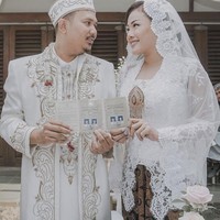 Selanjutnya ada Chef Aiko yang menikah dengan Saugi Balfas. Pernikahan Chef Aiko dan Saugi juga mengusung adat Betawi. Di pernikahan keduanya kala itu terdapat tradisi palang pintu dan adu silat khas Betawi. Foto: instagram/aiko_sarwosri