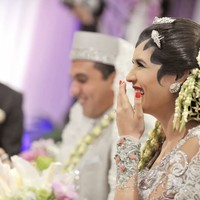 Carissa Putri menikah dengan Navies Abdullah Naif pada 31 Maret 2012. Di pernikahannya, pasangan tersebut memilih menggunakan tiga adat, yaitu Betawi, Jawa, dan Sunda. Adat Betawi terlihat dari prosesi palang pintu dan tanding silat dalam acara pernikahan Carissa dan Navies. Foto: instagram