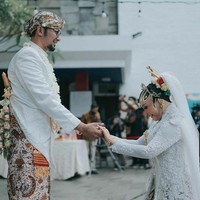 Roro Fitria dan Andre Irawan resmi menikah pada Desember 2021. Pernikahan tersebut tampak mengusung adat Betawi. Terlihat dari tarian Ronggeng Blantek dalam acara pernikahan Roro dan Andre. Sayangnya kini Roro dan Andre sudah resmi bercerai. Foto: instagram/roro.fitria1989
