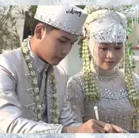Bintang Emon resmi menikah dengan wanita bernama Alca pada Juli 2022. Alca tampil cantik menawan dengan menggunakan siger Betawi. Di pernikahan Bintang Emon dan Alca juga terdapat tradisi khas Betawi, Palang Pintu. Foto: YouTube Bintang Emon