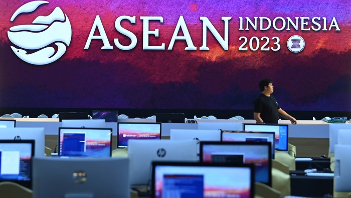 Pekerja melintas di ruang Media Center KTT ke-43 ASEAN 2023 di Jakarta Convention Center, Jakarta, Jumat (1/9/2023). Media Center akan mulai beroperasi pada tanggal 2-8 September 2023 dengan daya tampung mencapai 2500 orang. MEDIA CENTER KTT ASEAN 2023/M Agung Rajasa
